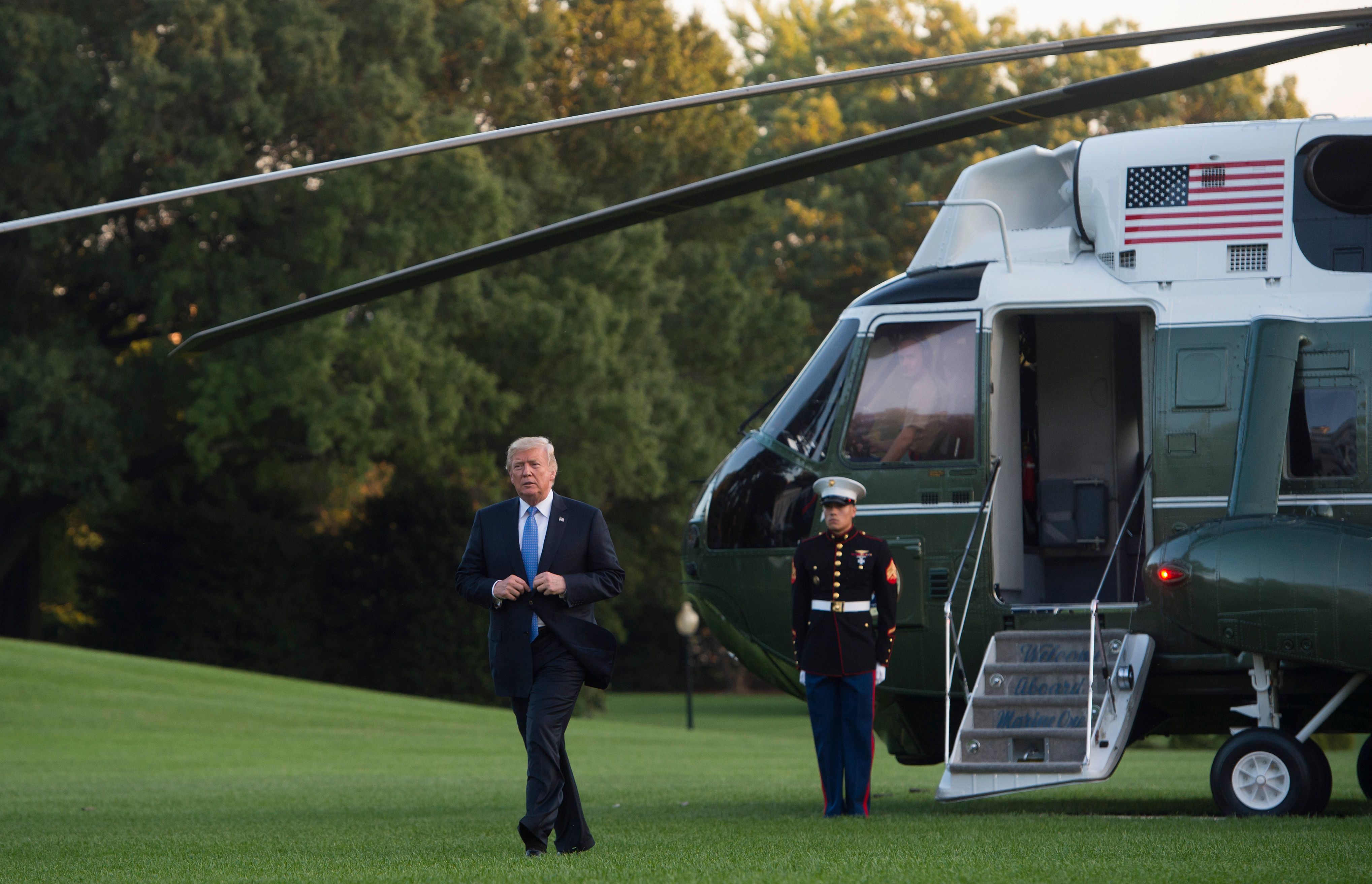 ترامب يهبط من الهليكوبتر فى حديقة البيت الأبيض