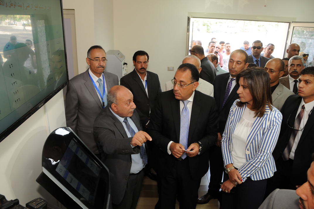 وزيرا الإسكان والهجرة يستمعان لشرح رئيس جهاز القاهرة الجديدة حول خدمات المركز