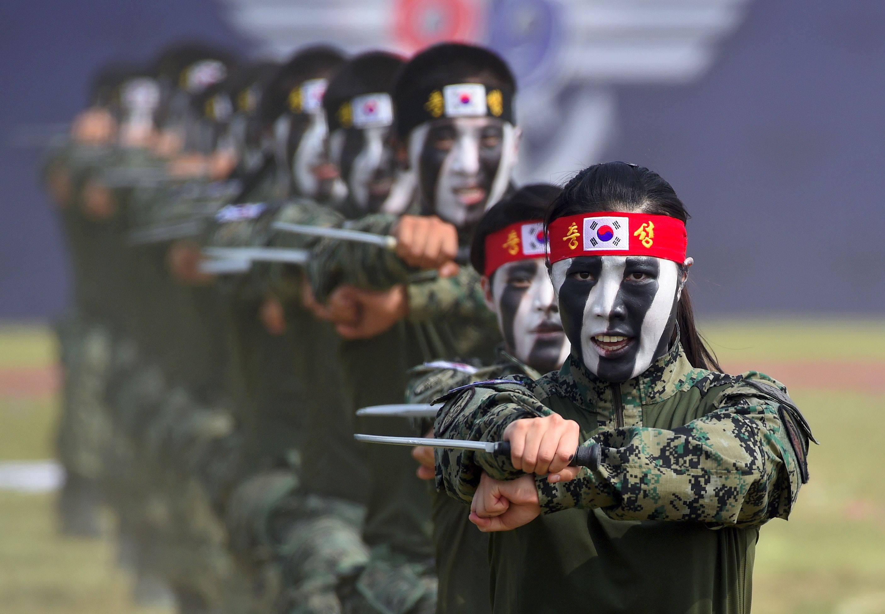عروض قتالية فردية بالأسلحة البيضاء لجنود كوريا الجنوبية
