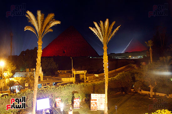 المصرية للقلب تحتفل باليوم العالمى للقلب بإضاءة الهرم باللون الأحمر (24)