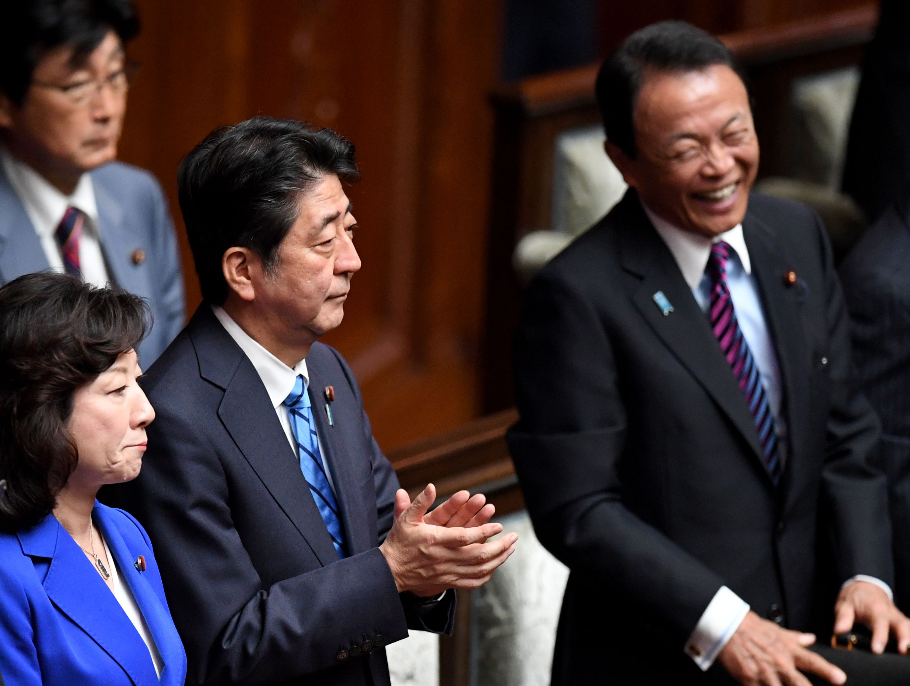 تصفيق رئيس الوزراء اليابانى شينزو آبى