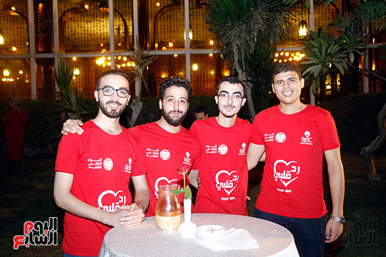 المصرية للقلب تحتفل باليوم العالمى للقلب بإضاءة الهرم باللون الأحمر (22)