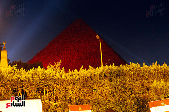 المصرية للقلب تحتفل باليوم العالمى للقلب بإضاءة الهرم باللون الأحمر (14)