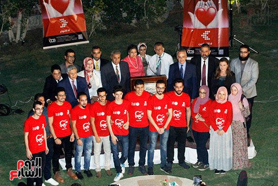 المصرية للقلب تحتفل باليوم العالمى للقلب بإضاءة الهرم باللون الأحمر (26)