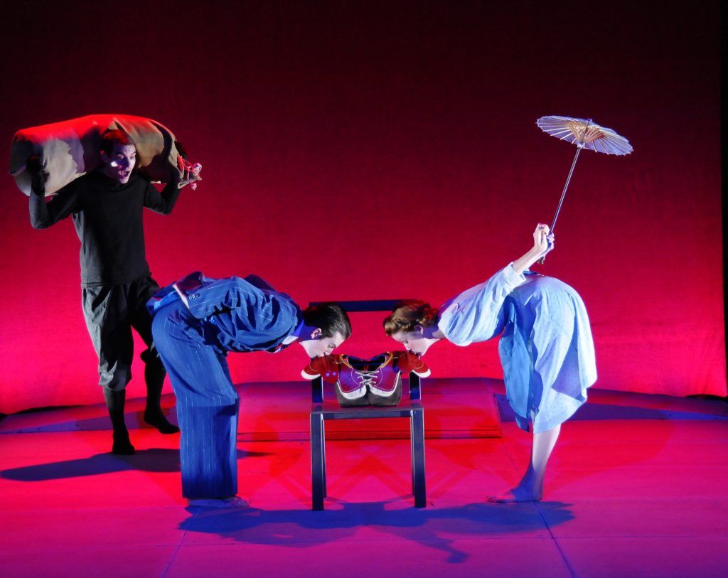 مشهد من مسرحية وفاة بائع متجول التي تعرض ضمن عروض مهرجان المسرح التجريبي