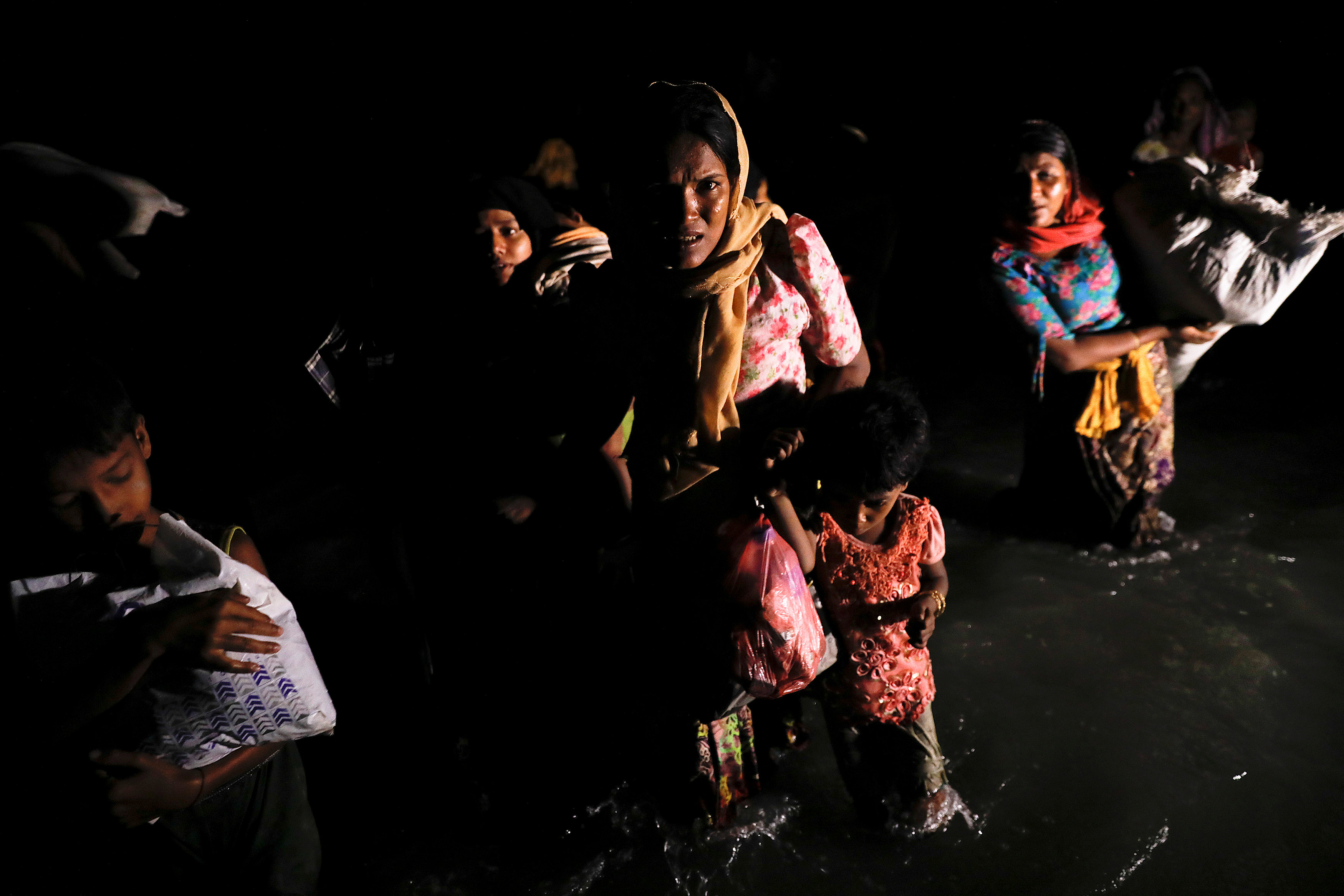 أسر الروهنيجا تهرب فى ظلام الليل من الاضطهاد فى ميانمار