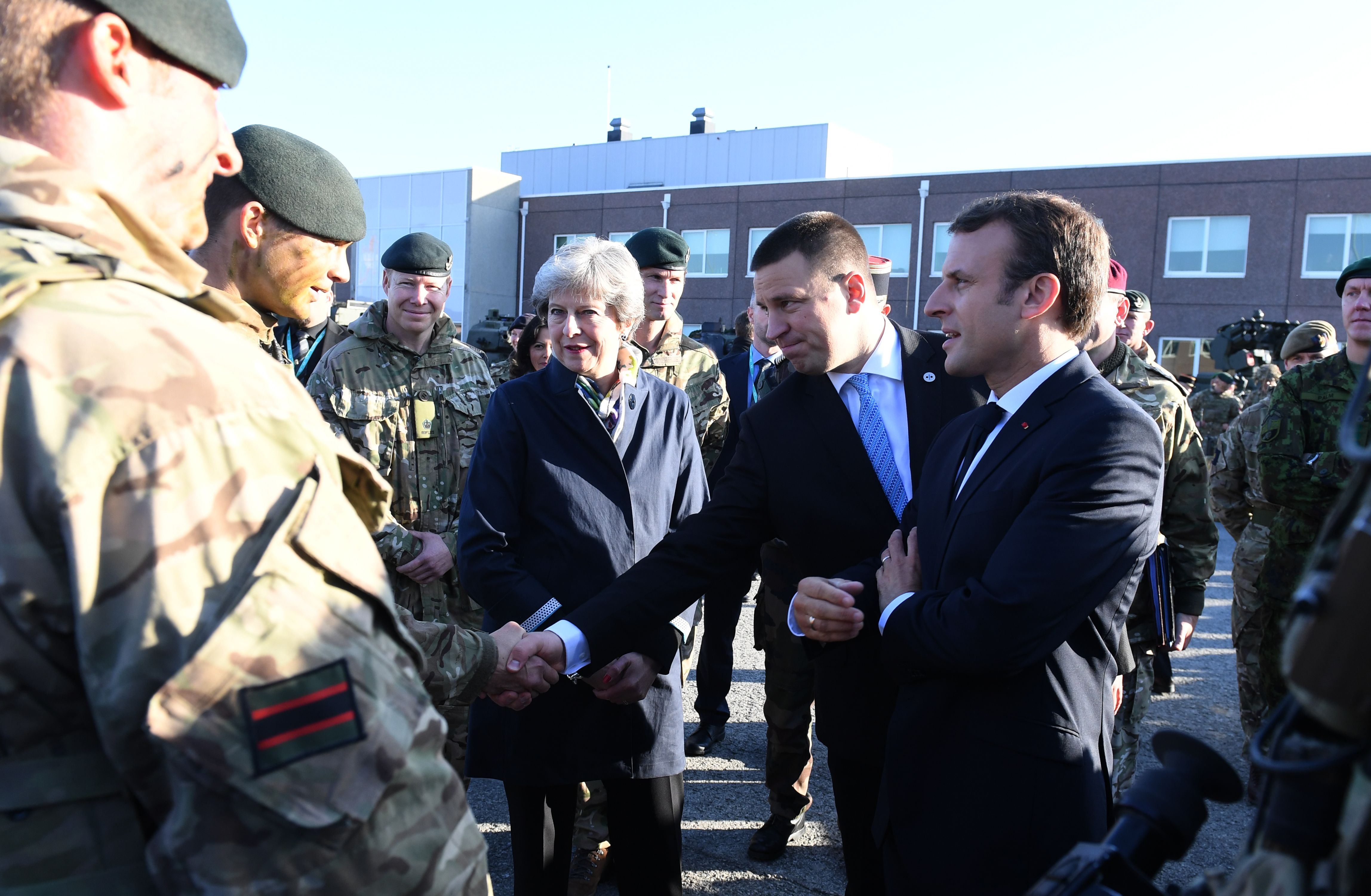 الرئيس الفرنسى يزور قاعدة عسكرية