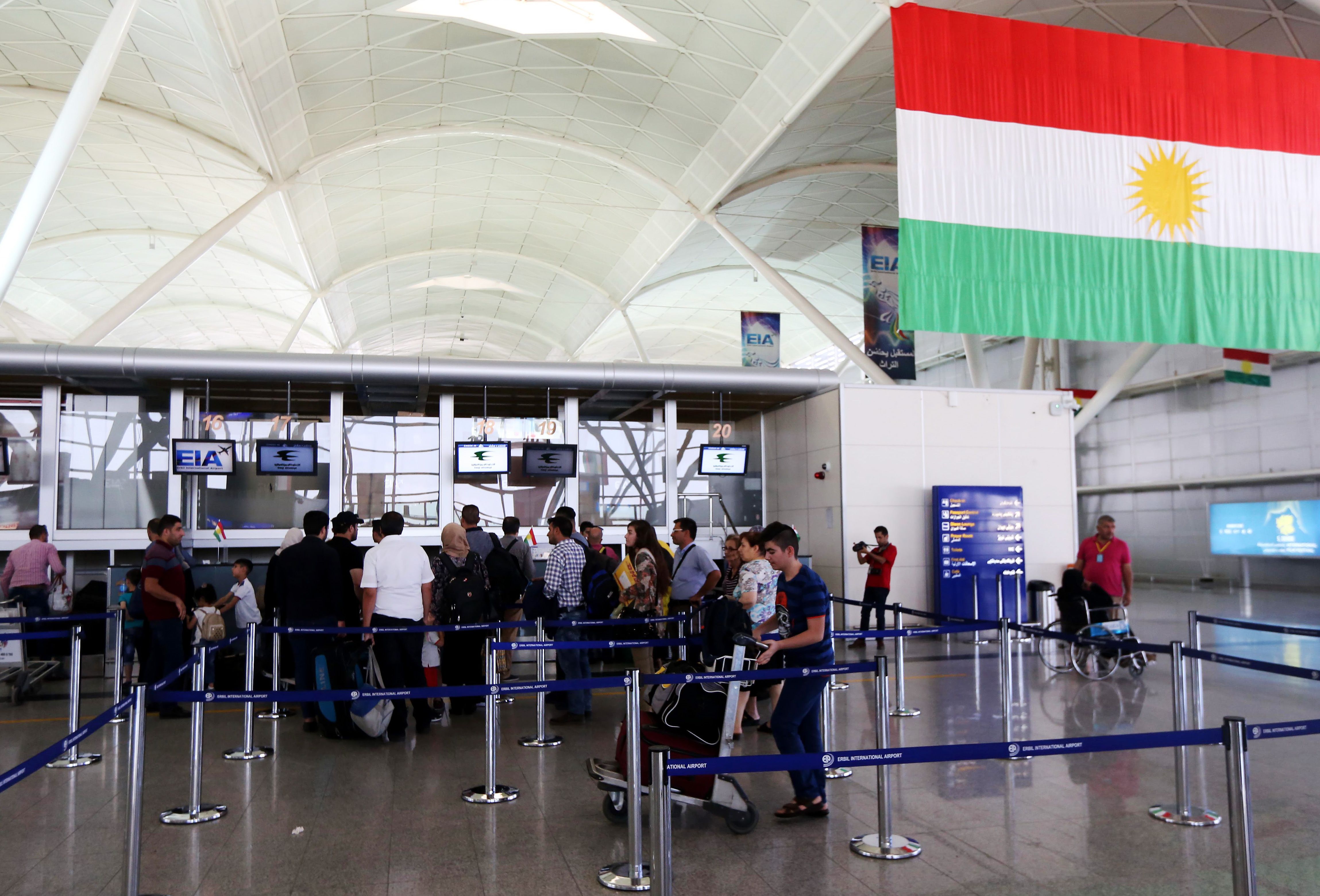 علم كردستان في المطار