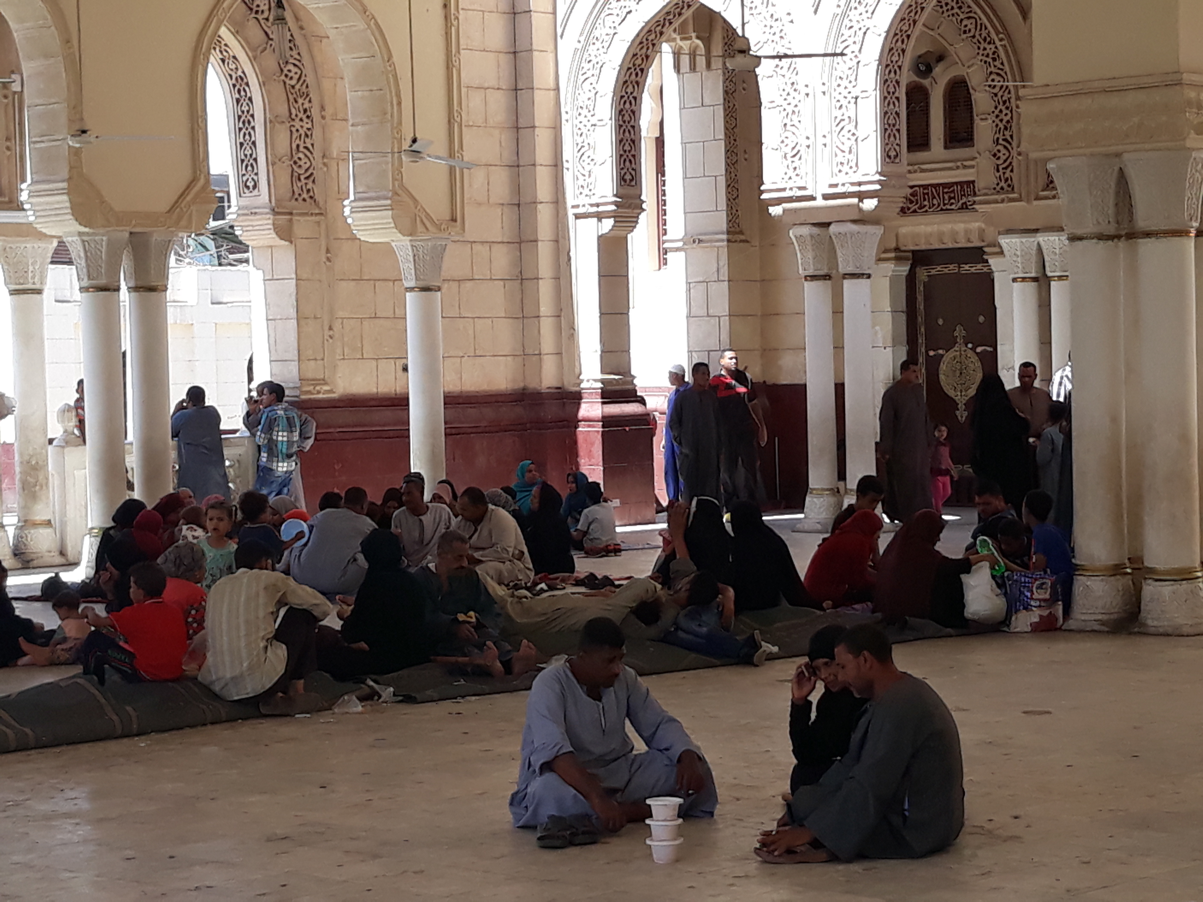 6 عائلات تقضى يوم كامل داخل المسجد