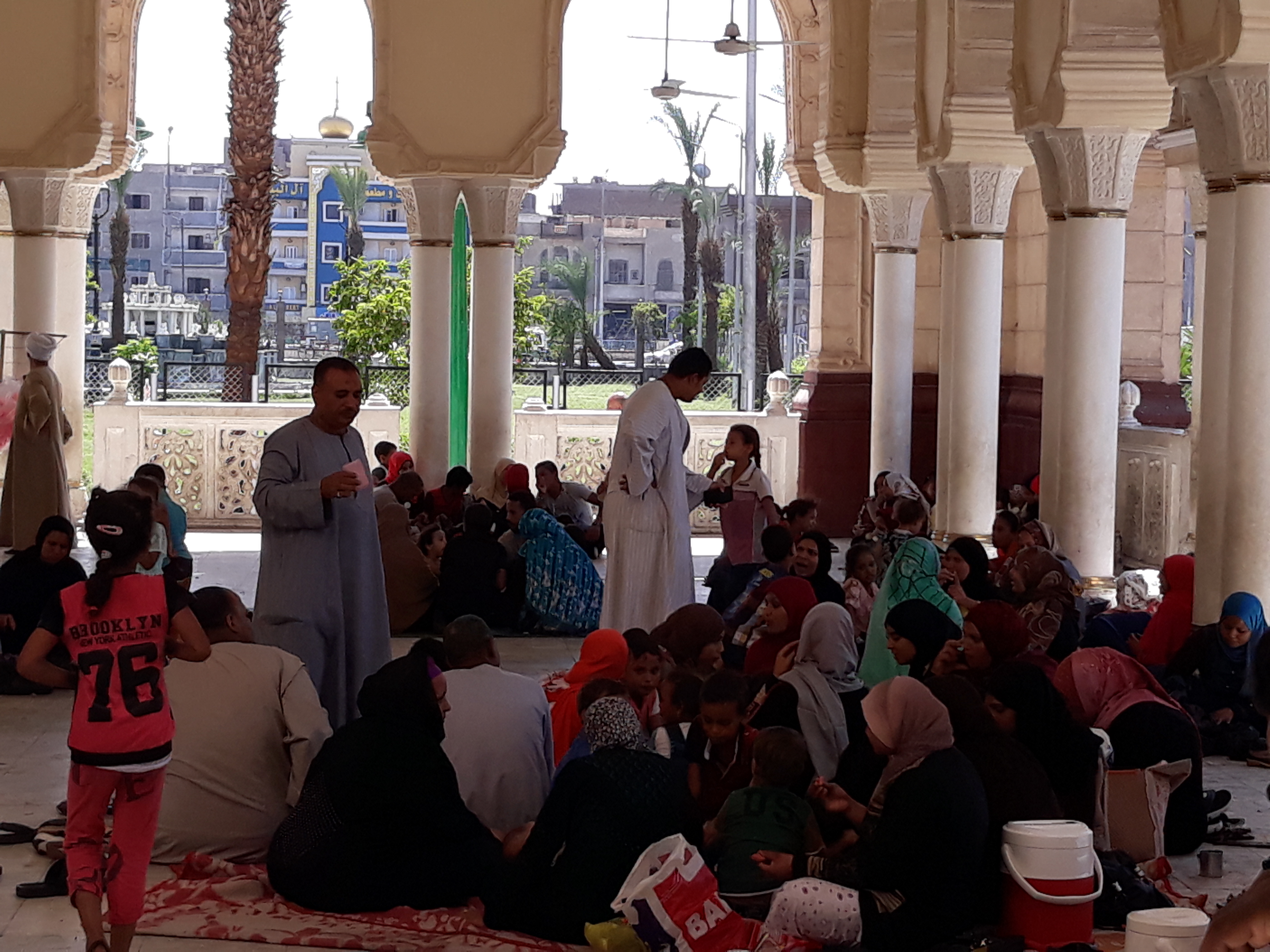 1 العائلات أثناء تناول وجبة الغذاء فى مسجد القنائى
