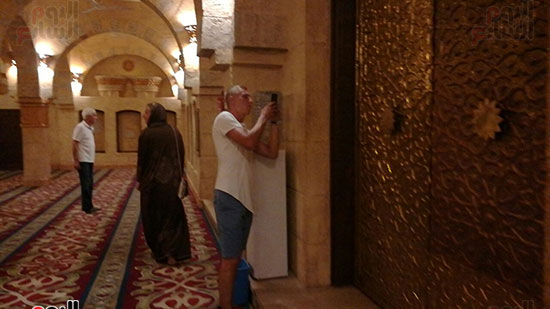    سائح يلتقط صورة للمسجد