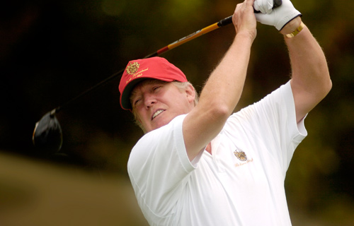 ترامب يلعب الجولف