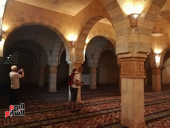  التقاط الصور التذكارية داخل المسجد