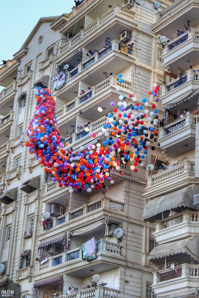 هبوط البالونات من العمارة