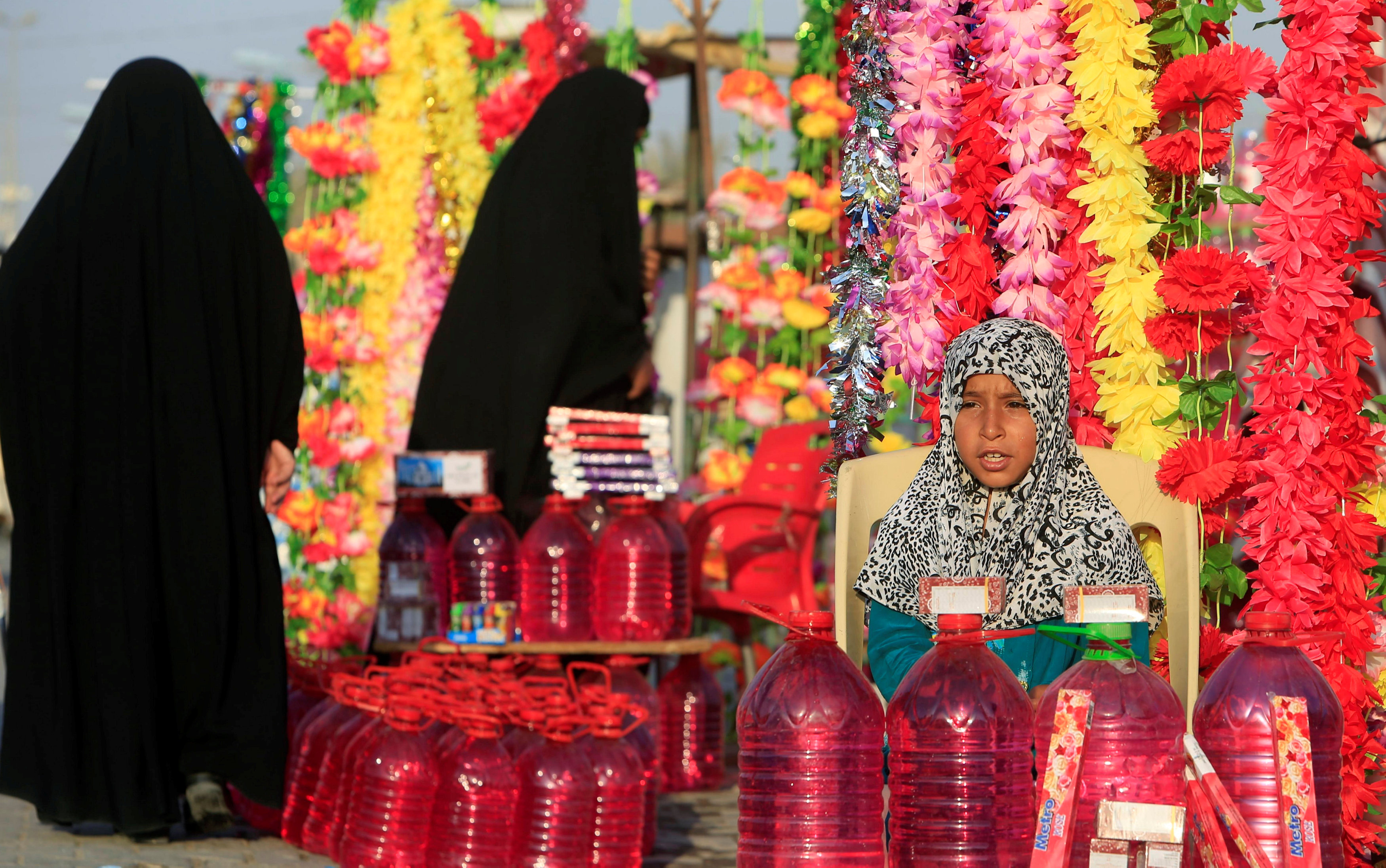 فتاة تبيع المياه فى العراق