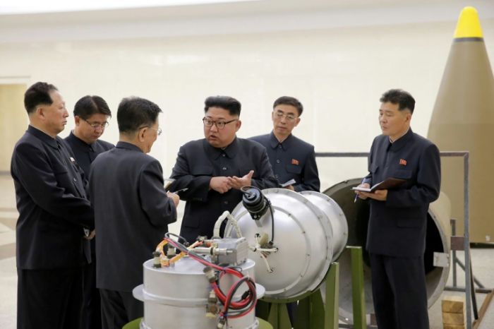 الرئيس الكورى الشمالى مع قنبلته الهيدروجينية