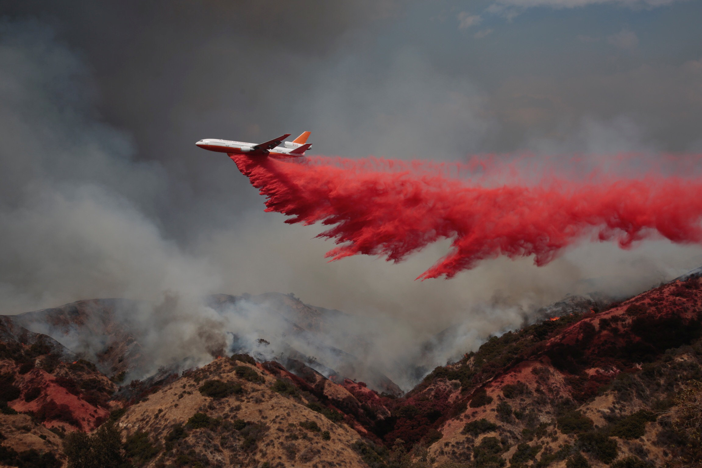 محاولات السيطرة على حرائق غابات كاليفورنيا