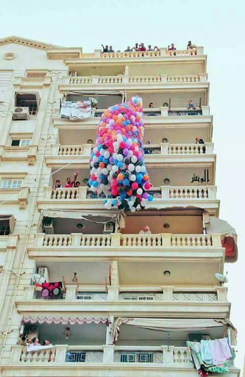 البالونات قبل إلقائها على المواطنين
