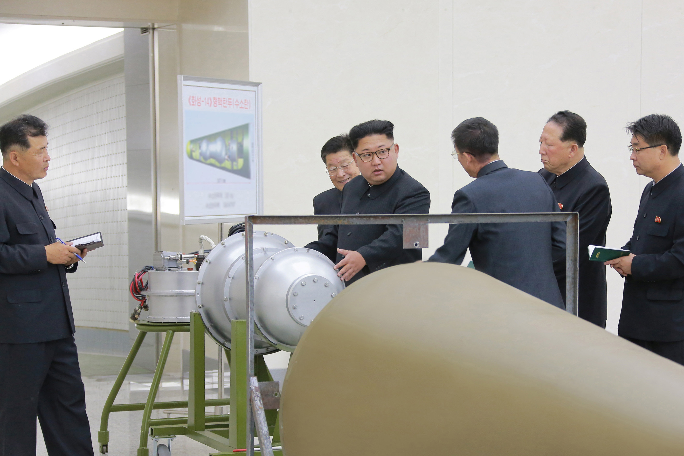 زعيم كوريا الشمالية يشرف على التدريبات