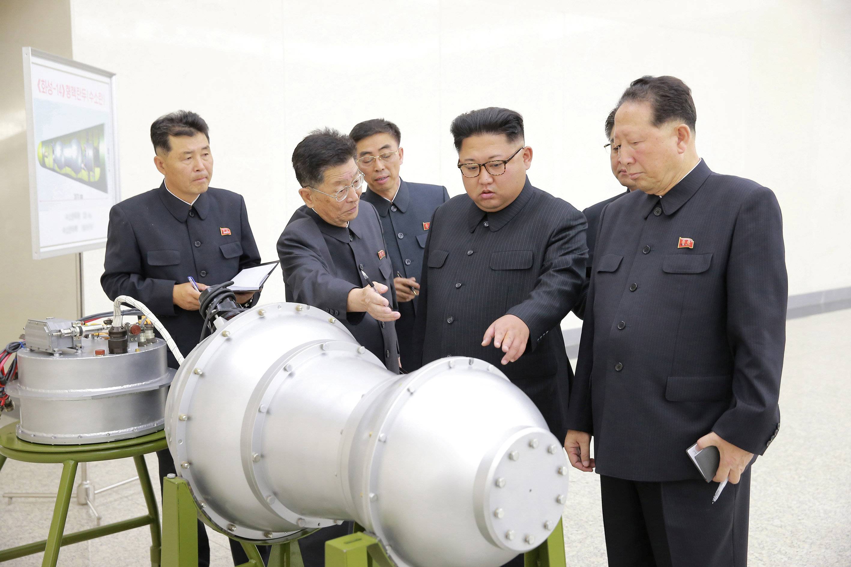 عسكريون يشرحون لزعيم كوريا الشمالية مكونات القنبلة الهيدروجينية