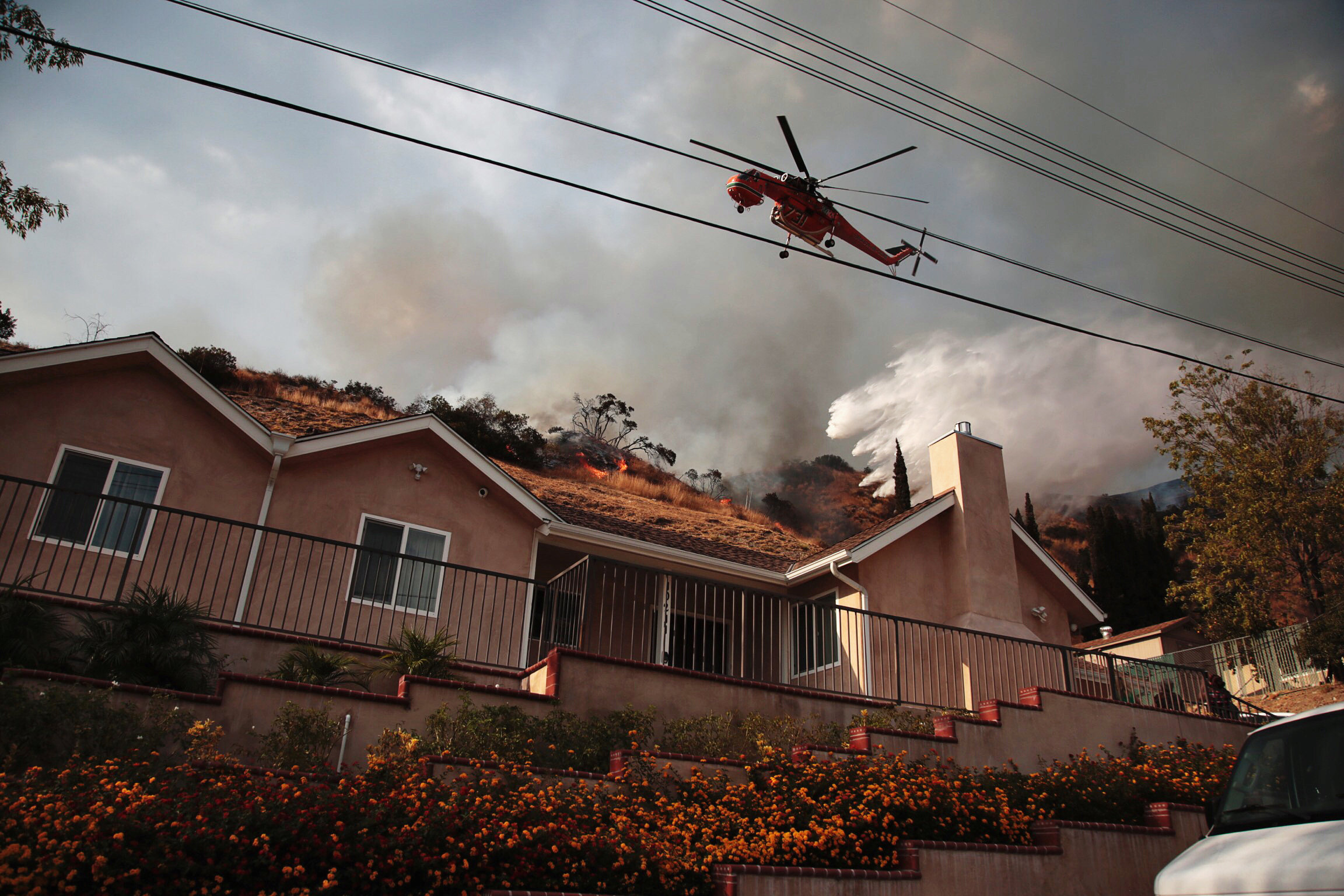 النيران تزحف باتجاه المنازل بولاية كاليفورنيا