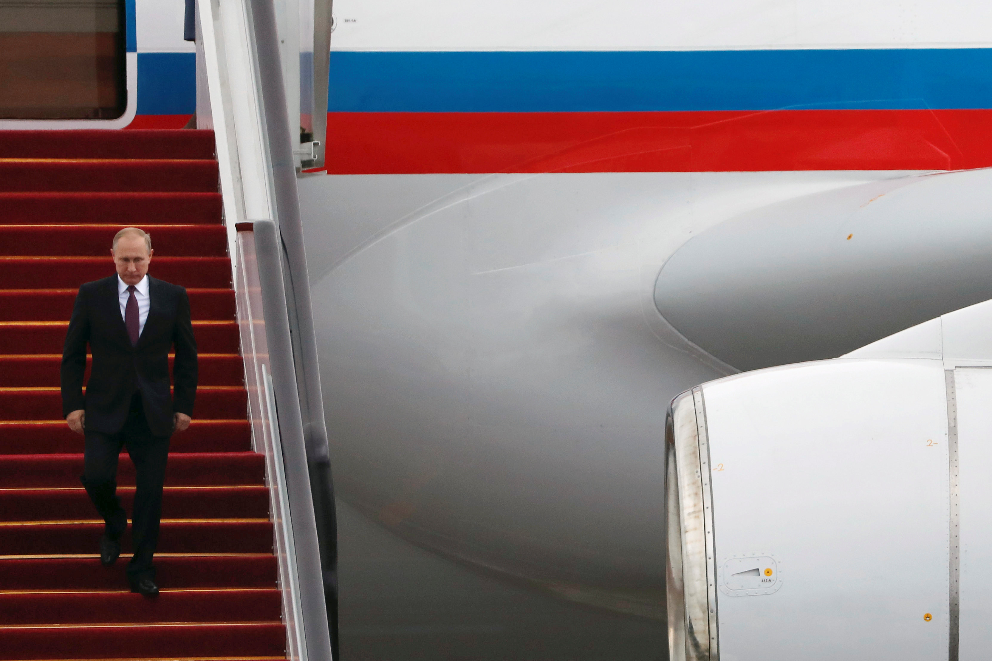 نزول الرئيس الروسى من الطائرة