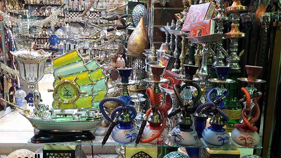 المراكب الفرعونية والشيشة تنتشر بمحلات السوق السياحي