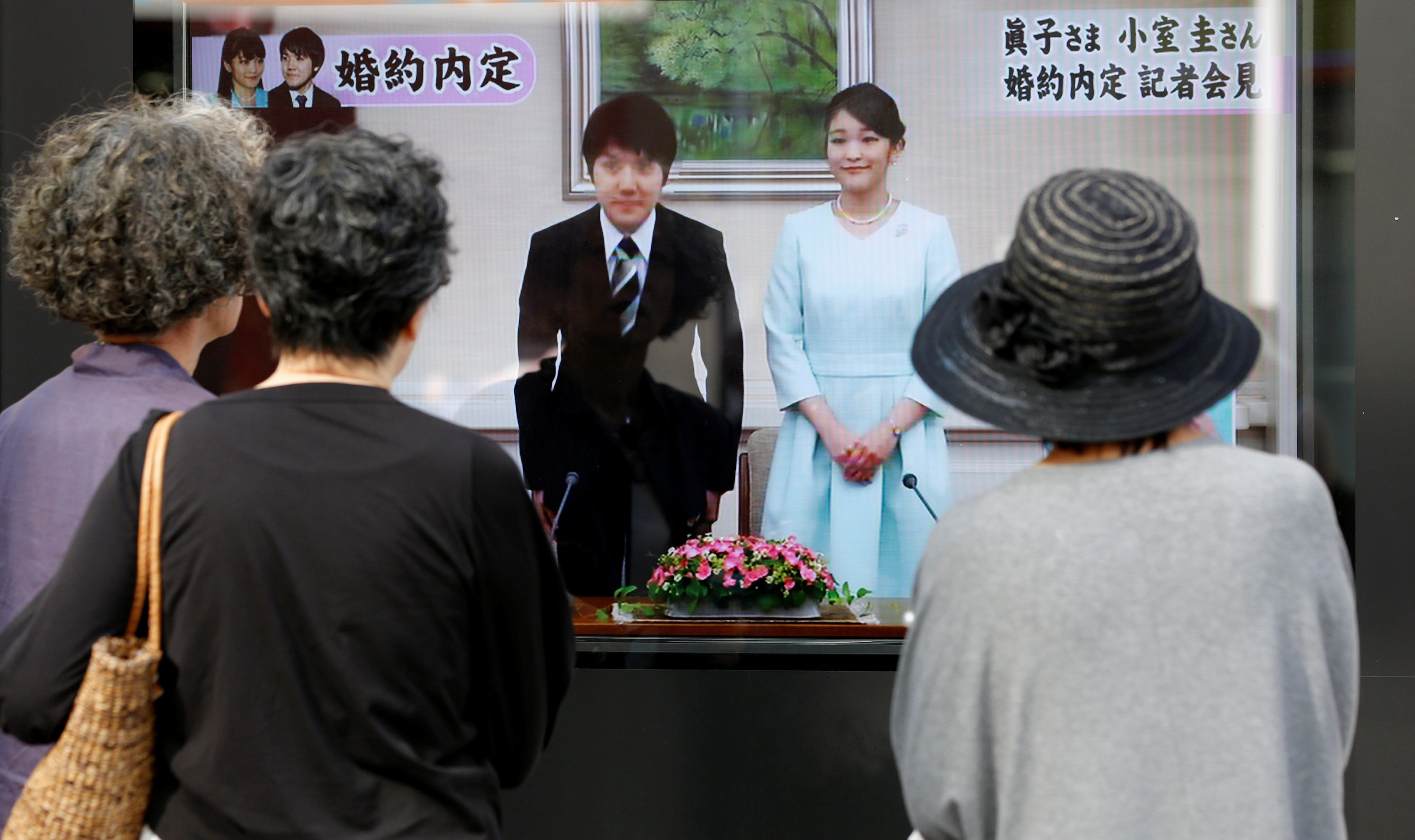 اليابانيون يشاهدون حفل زفاف الأميرة ماكو والأمير   كيه كومورو