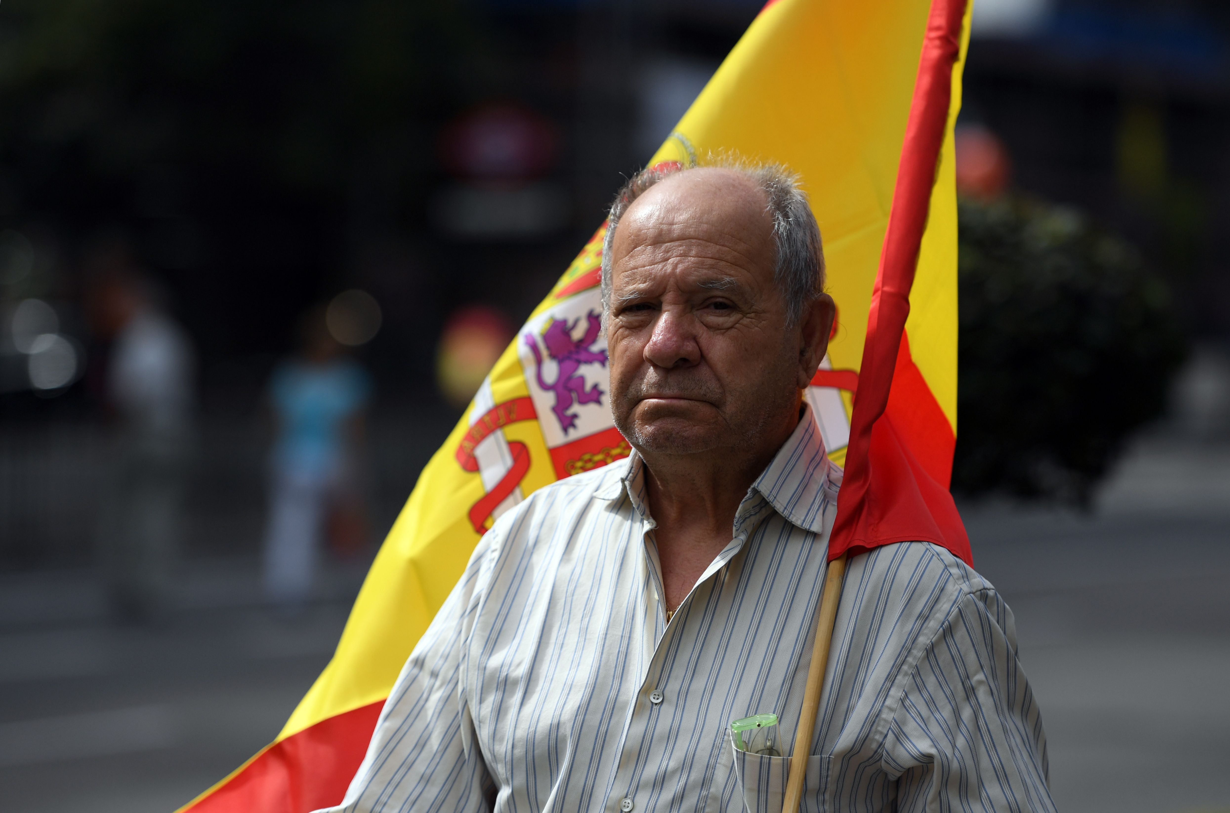 مواطن يحمل علم إسبانيا
