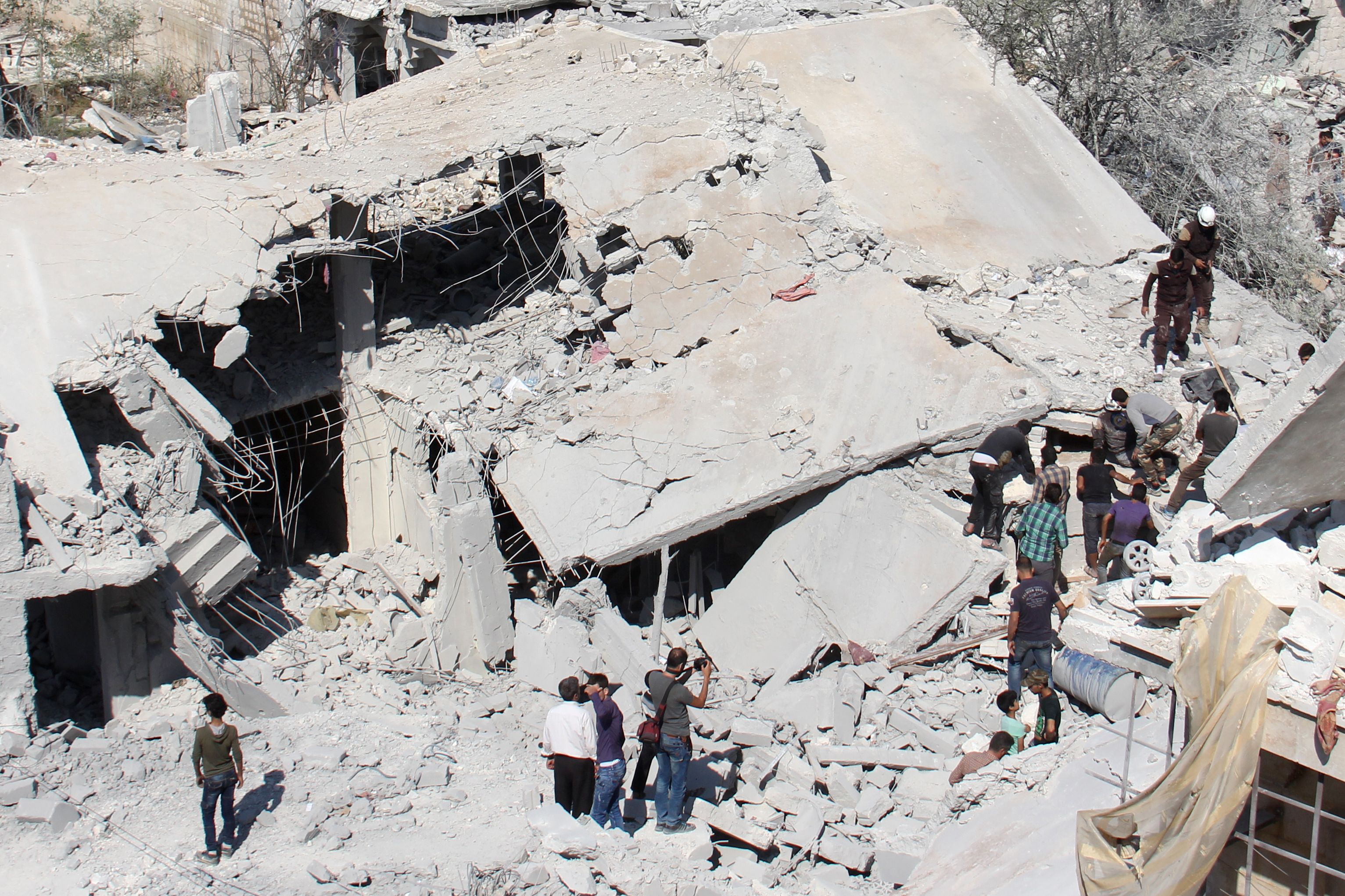 قصف جوى فى إدلب يخلف 21 قتيلا