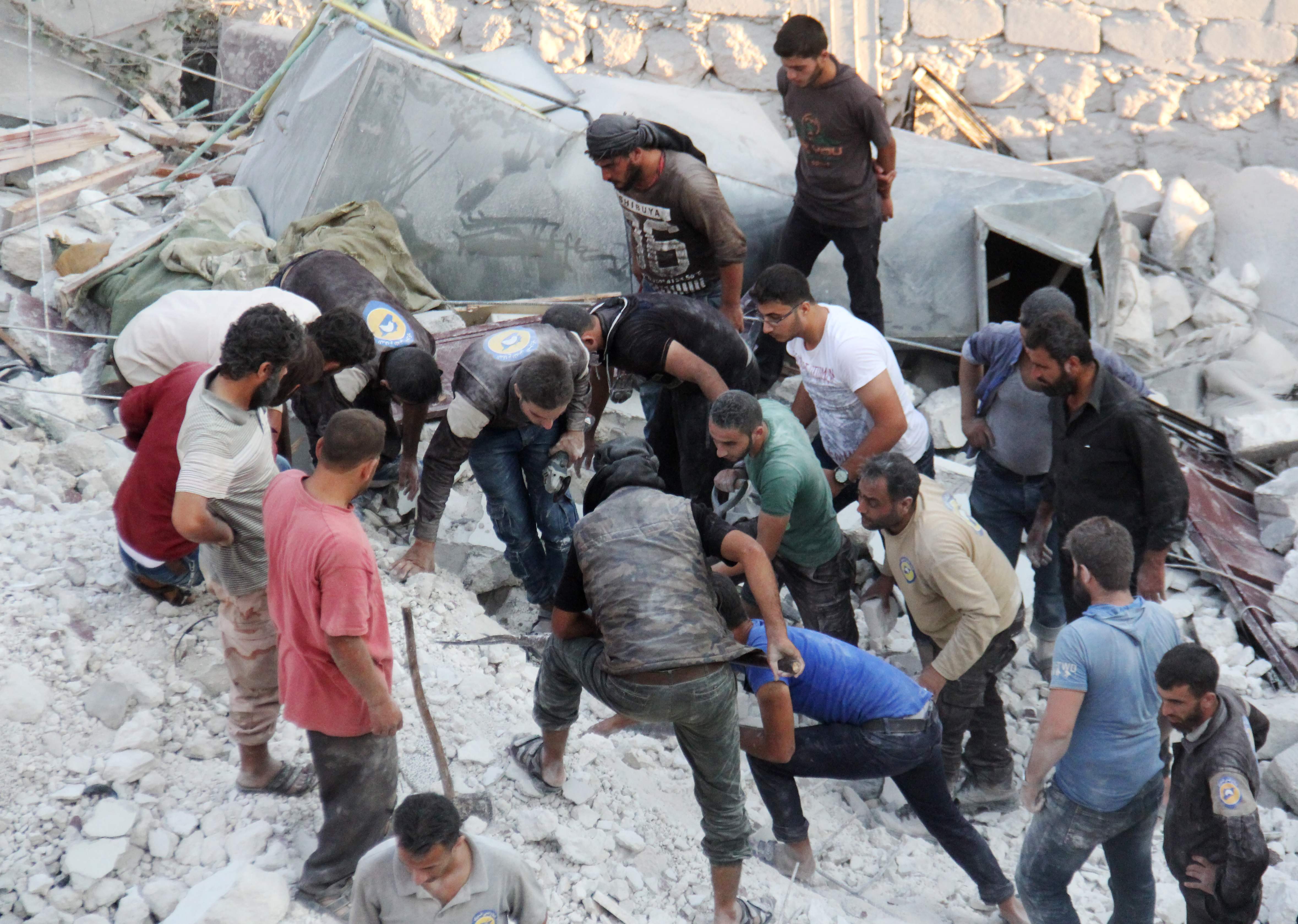 البحث عن ناجين إثر قصف جوى فى إدلب