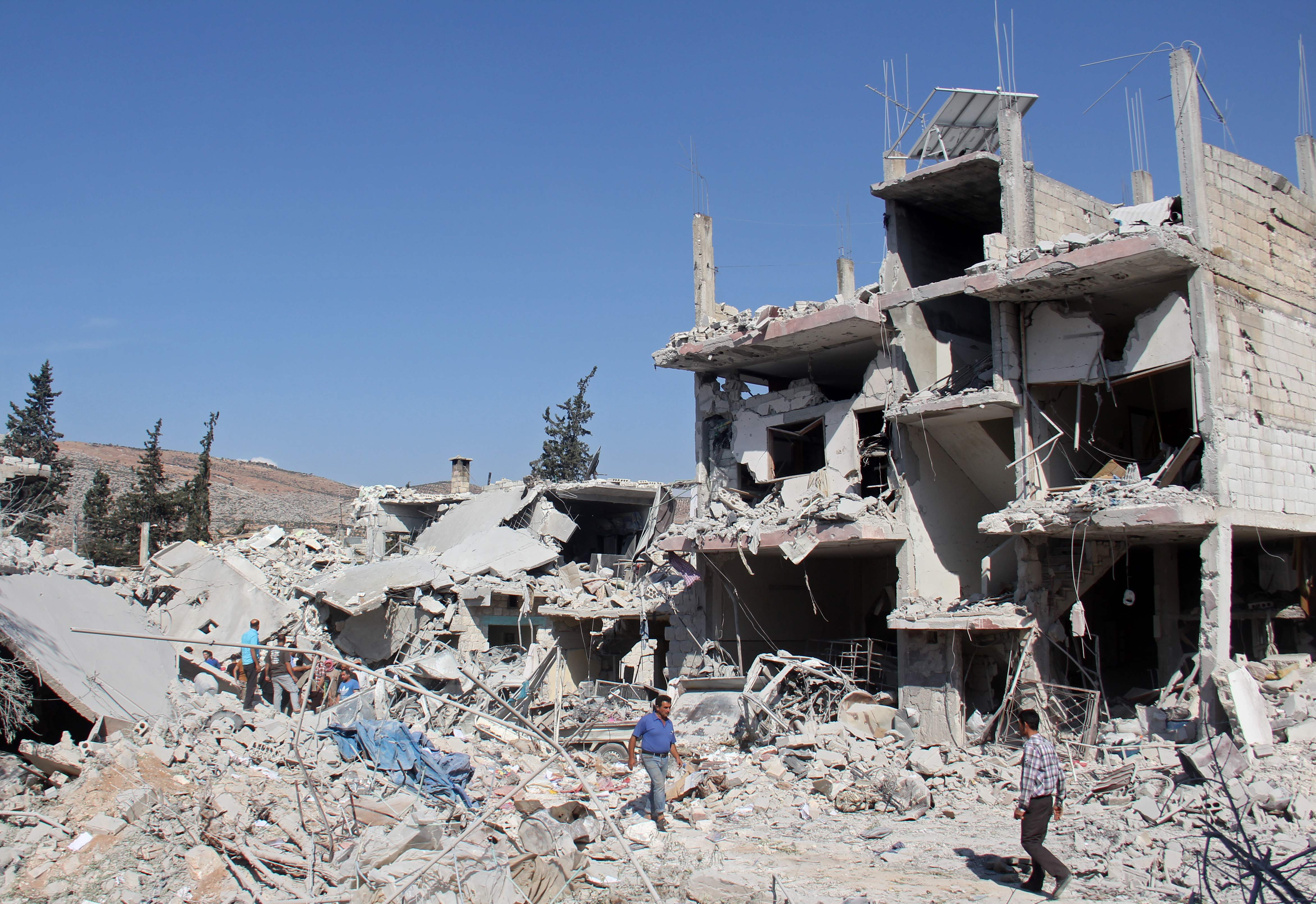 تهدم المنازل فى إدلب السورية إثر القصف الجوى