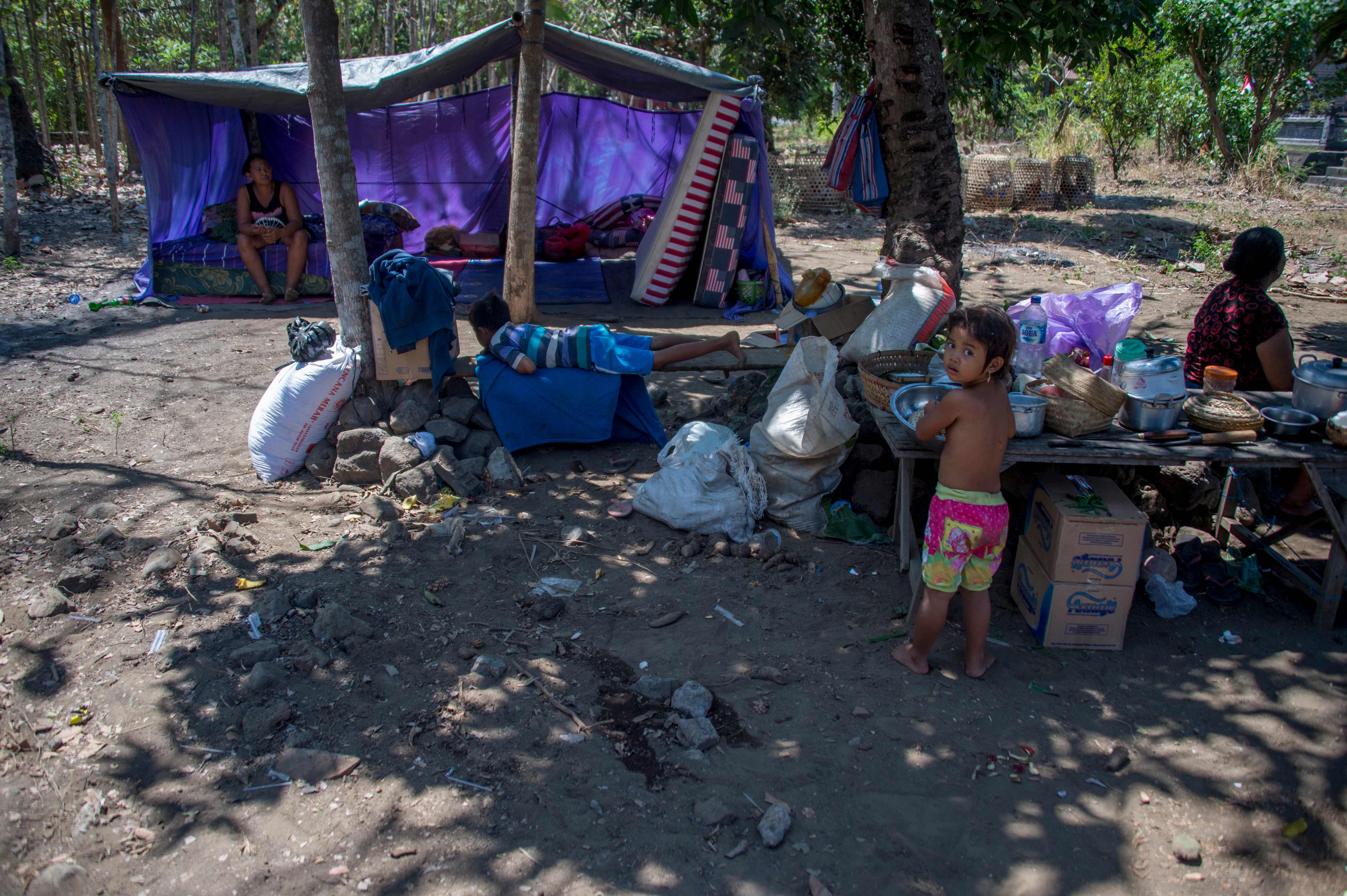 أسرة إندونيسية فى مخيم بمركز الإيواء
