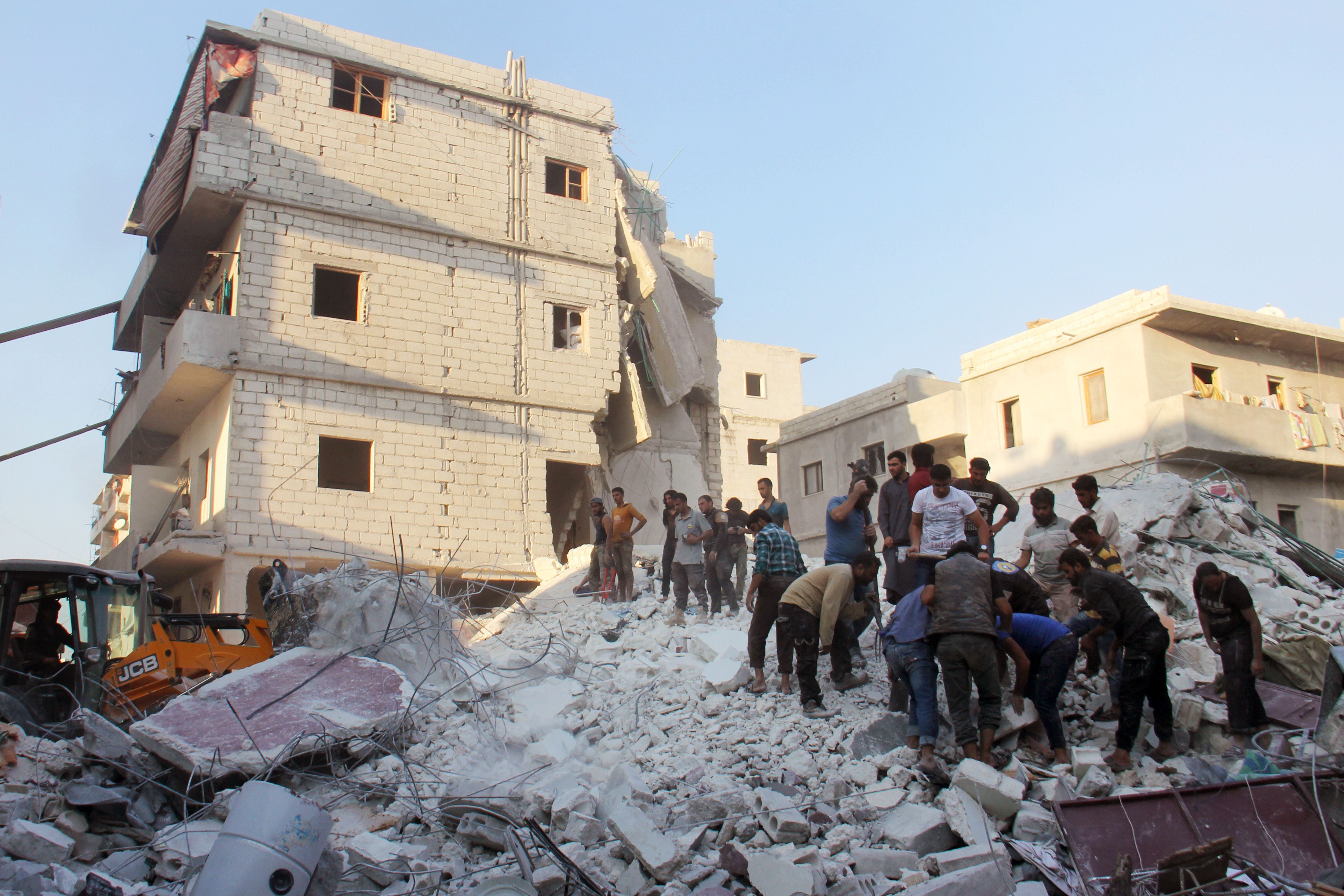 غارة جوية على إدلب السورية تهدم المنازل