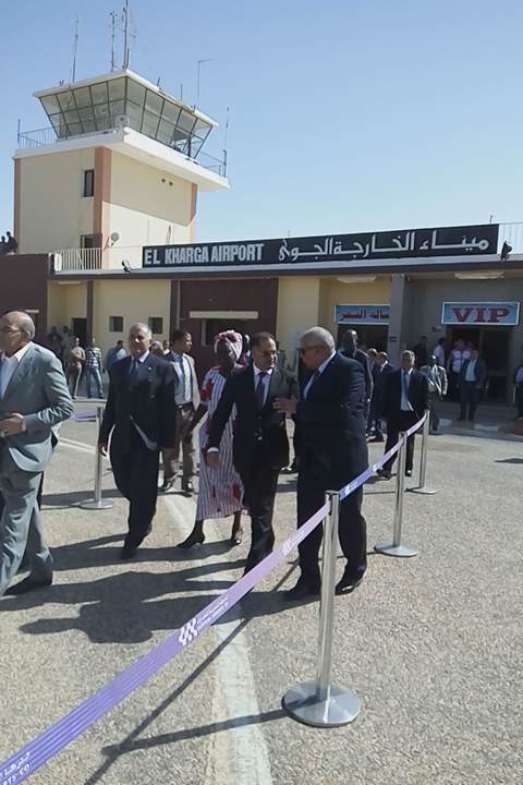 وزراء الري والزراعة ووزيرة رى جنوب السودان يصلون مطار الخارجة  (1)