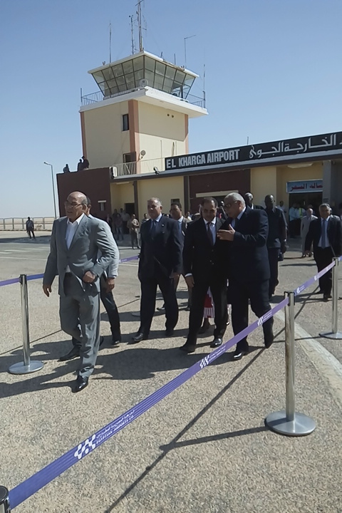 وزراء الري والزراعة ووزيرة رى جنوب السودان يصلون مطار الخارجة  (2)