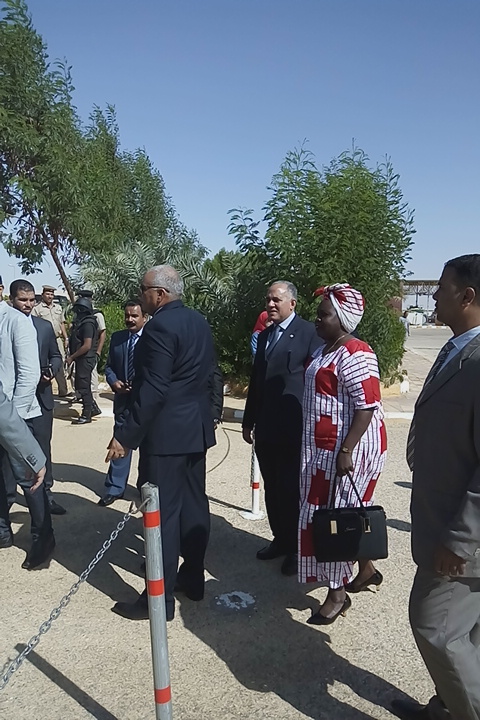 وزراء الري والزراعة ووزيرة رى جنوب السودان يصلون مطار الخارجة  (4)