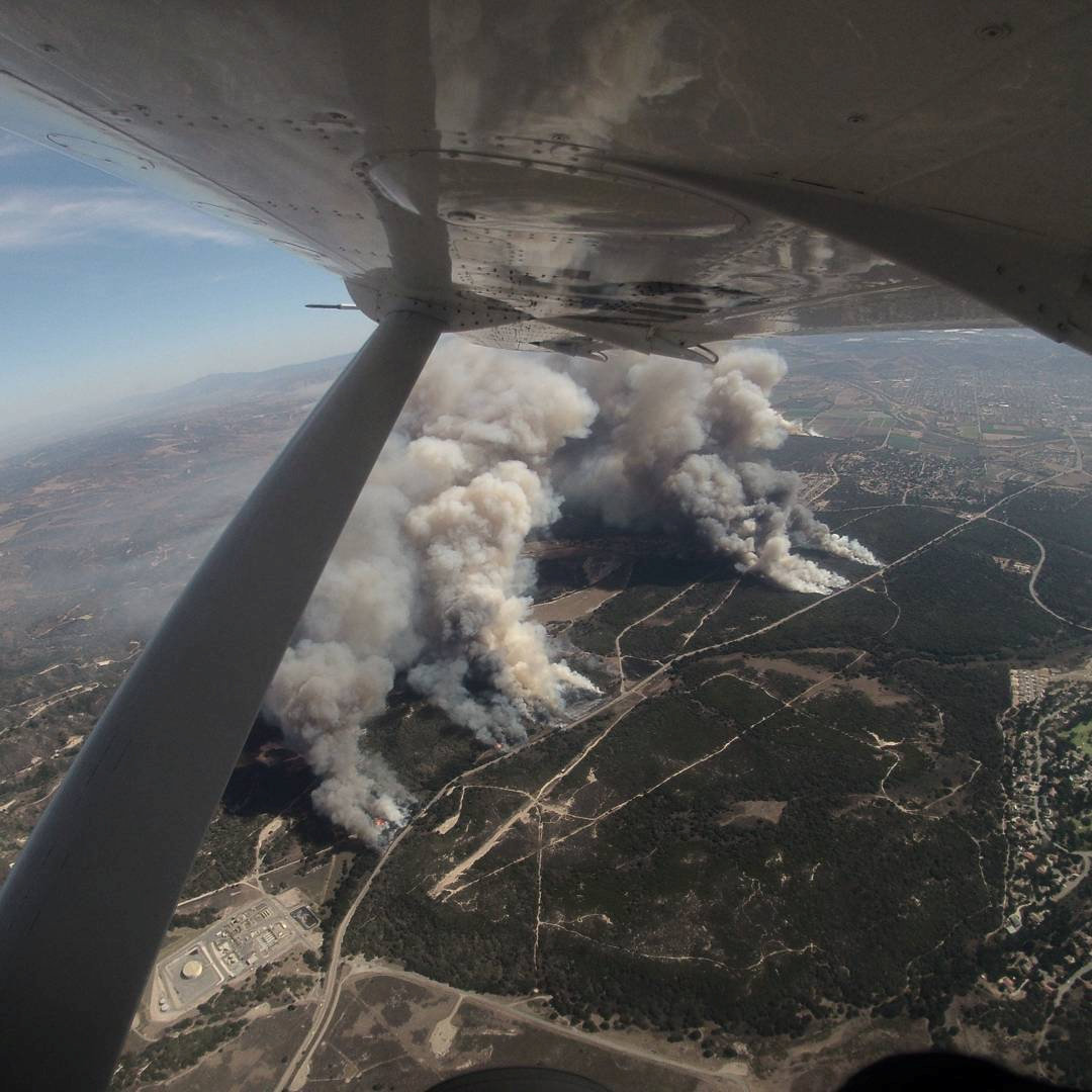 صورة من طائرة توضح حجم حرائق كاليفورنيا