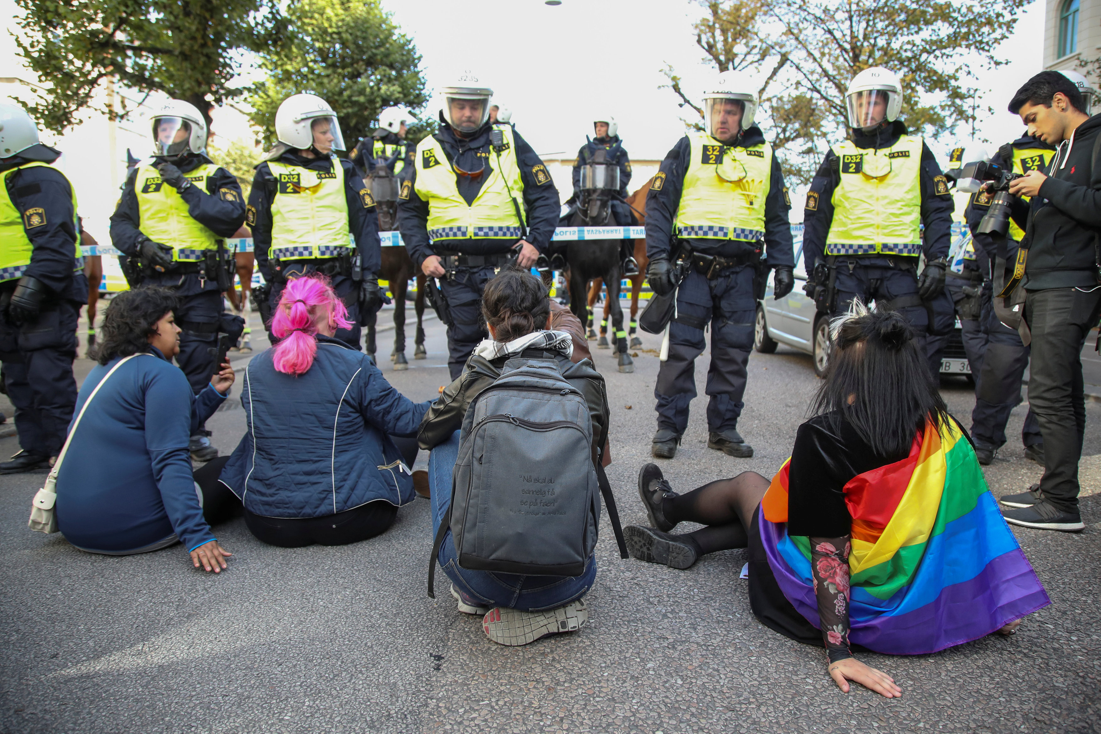 المتظاهرون والشرطة السويدية