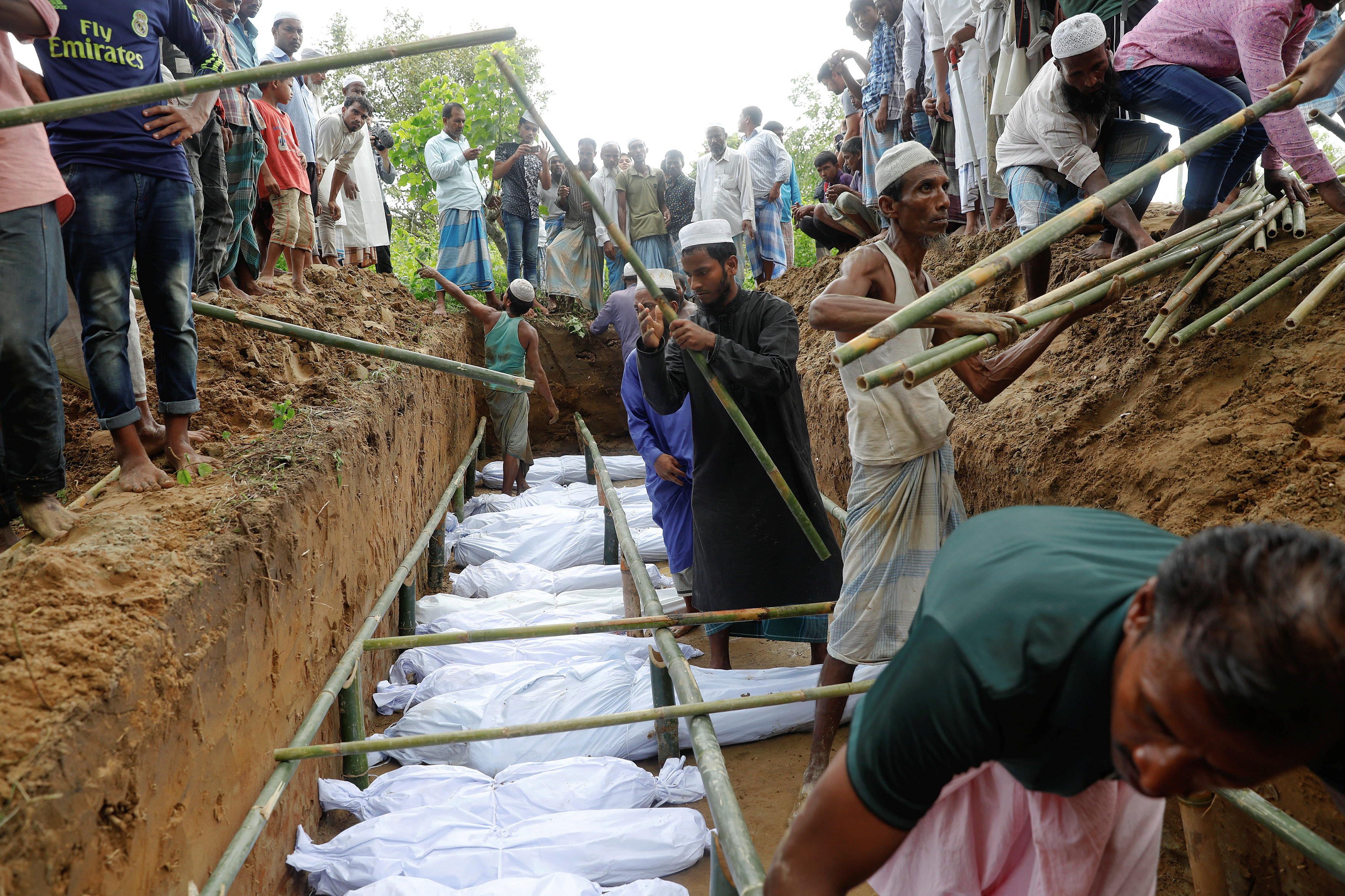 دفن جثث عدد من مسلمى الروهينجا فى مقبرة جماعية ببنجلادش