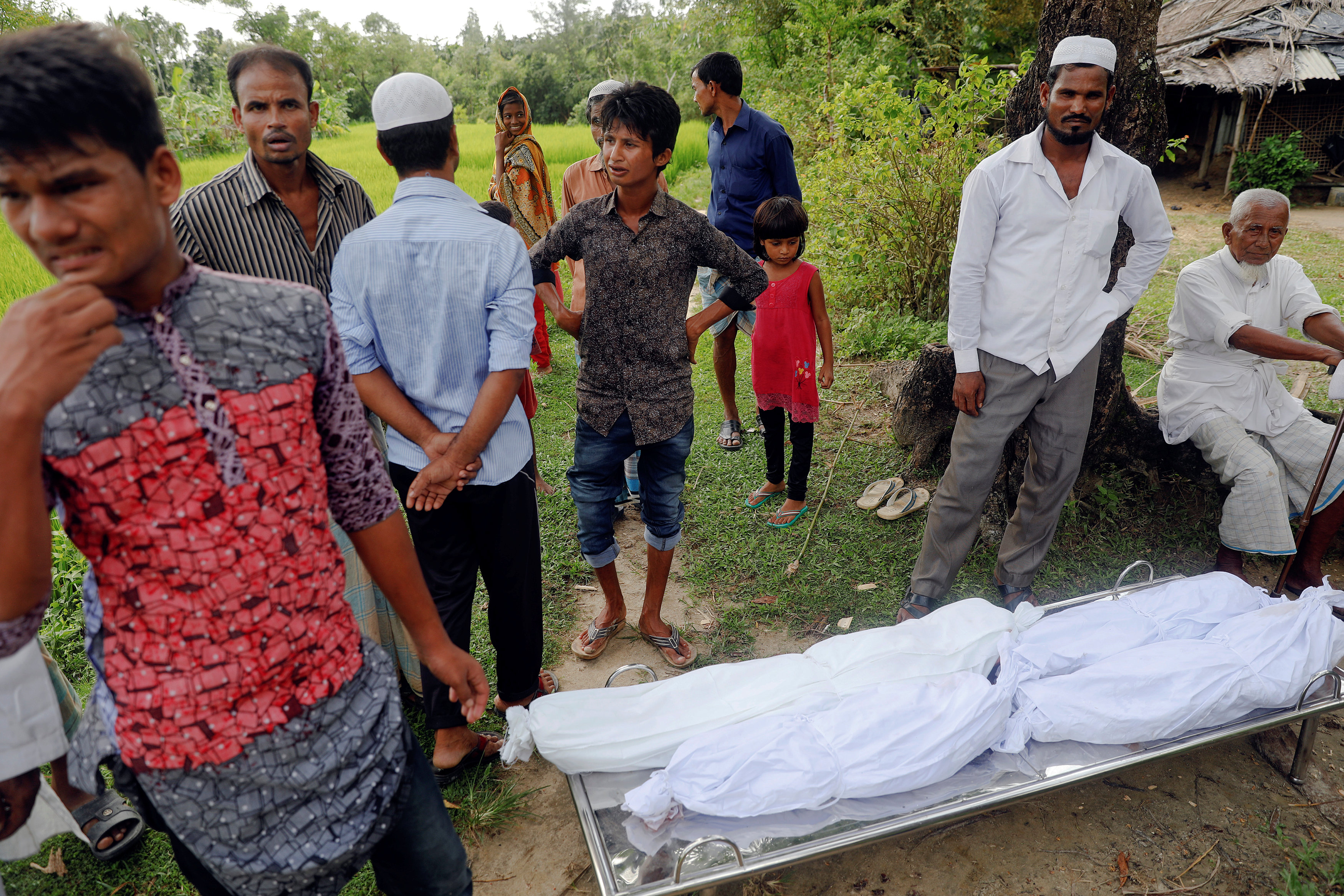 جانب من دفن جثث مسلمى الروهينجا