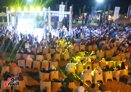 تجمع المئات من أهالى بورسعيد بحفل السياحة والتسوق