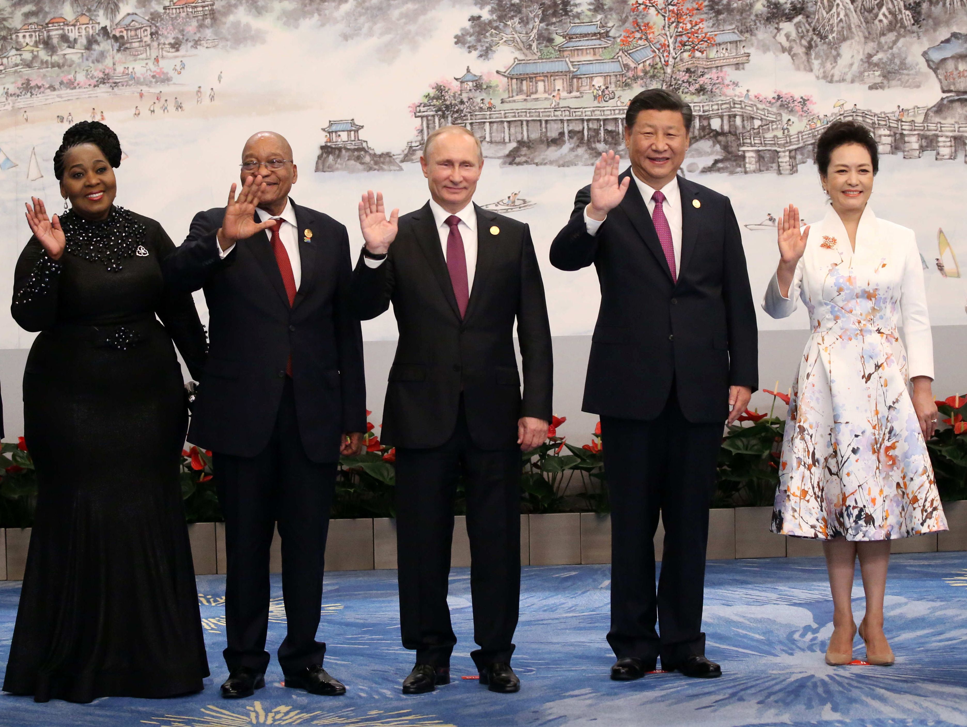 صورة تجمع بوتين برئيسا الصين وجنوب أفريقيا وقرينتهما