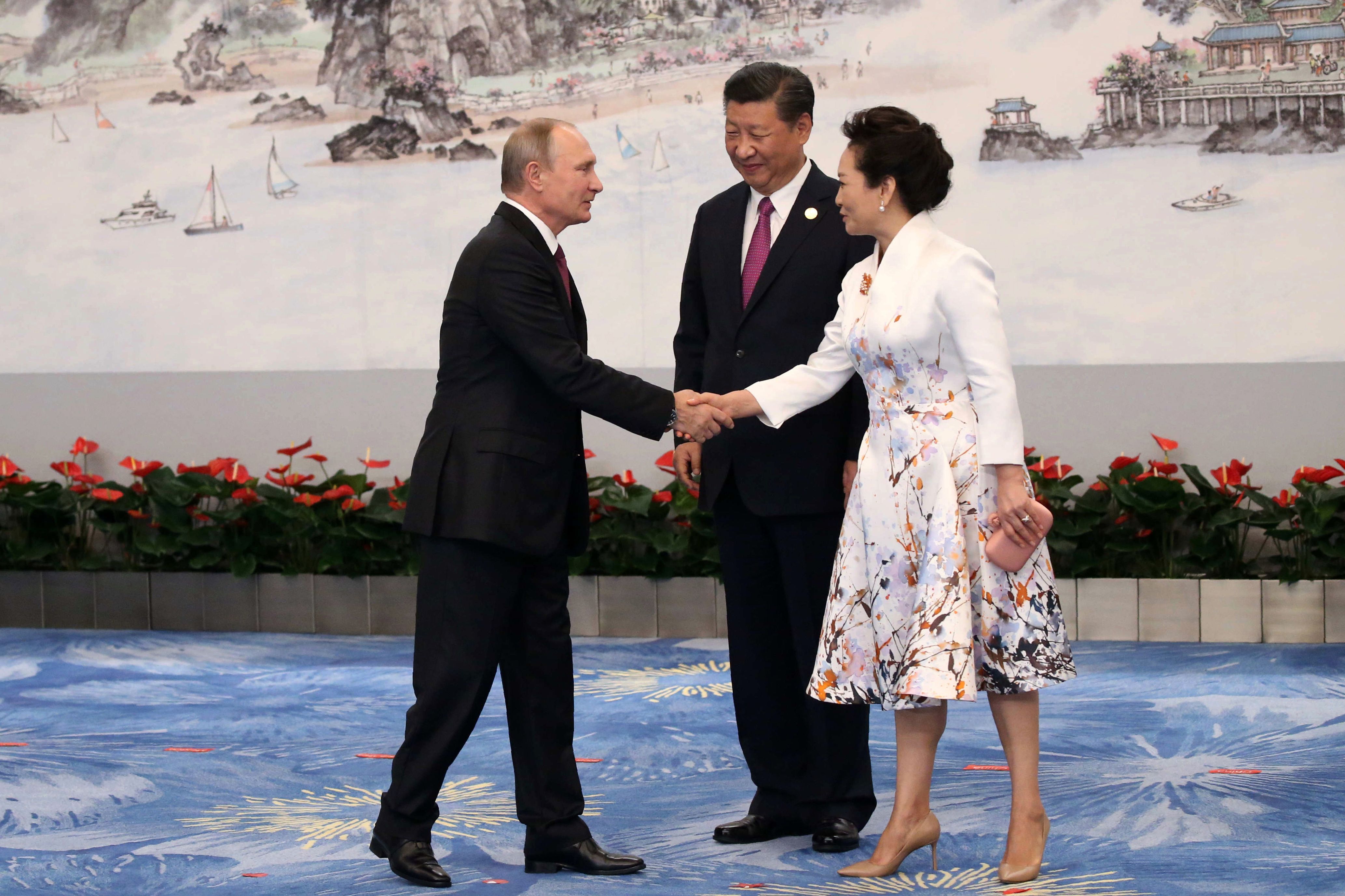 الرئيس الصينى وحرمه فى استقبال فلاديمير بوتين