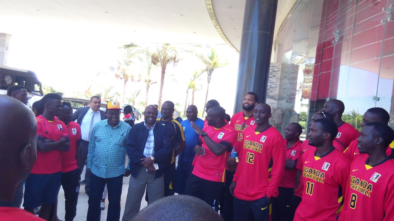 وزير الرياضه الاوغندى مع اللاعبين