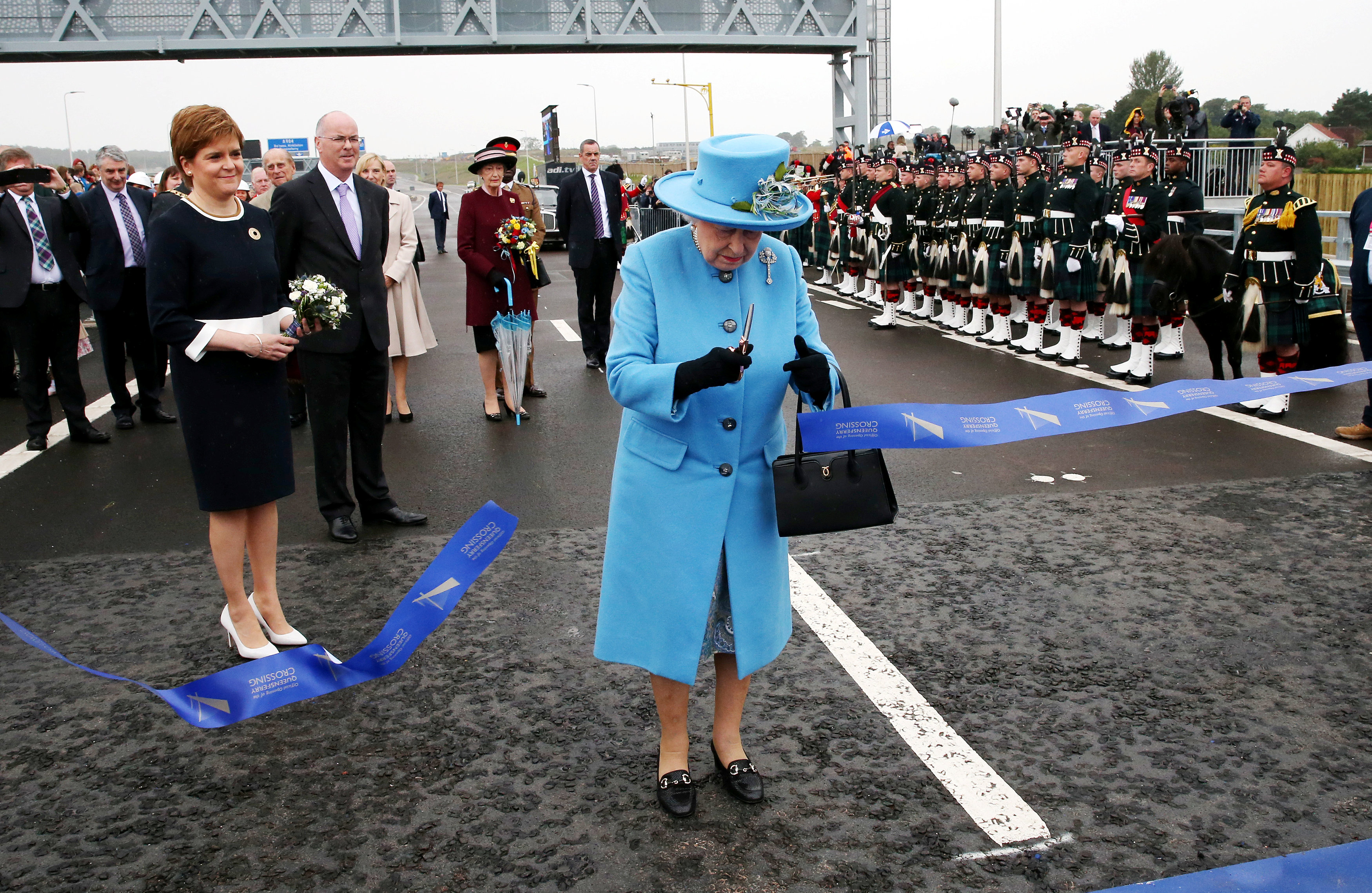 افتتاح الملكة إليزابيث للجسر