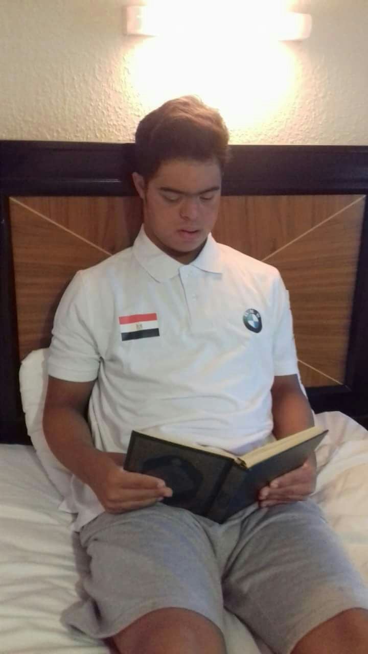 محمد الحسينى يقرأ القرآن قبل محاولته لعبور المانش