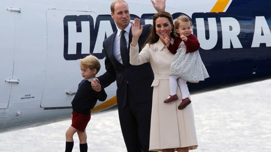 الأمير وليام وزوجته وطفليهما