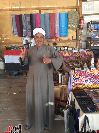 بائع يعبر عن سعادته بالشراء والبيع خلال العيد