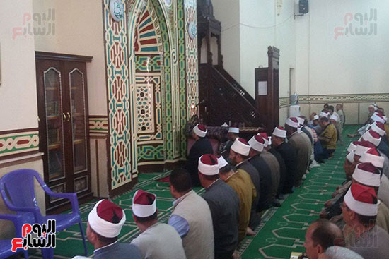  لقاء وزير الأوقاف داخل مسجد قريته